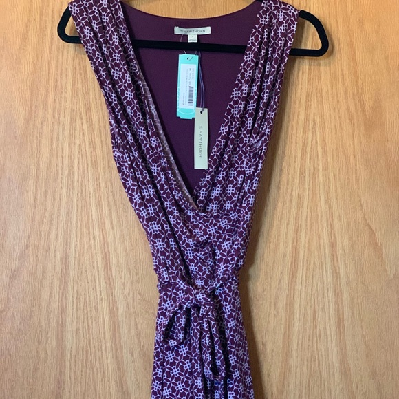 Sleeveless V Neck Dress - Picture 3 of 5